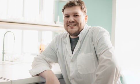 «Я учу школьников выращивать комаров». Биолог Матвей Орлов — об уроках не по программе