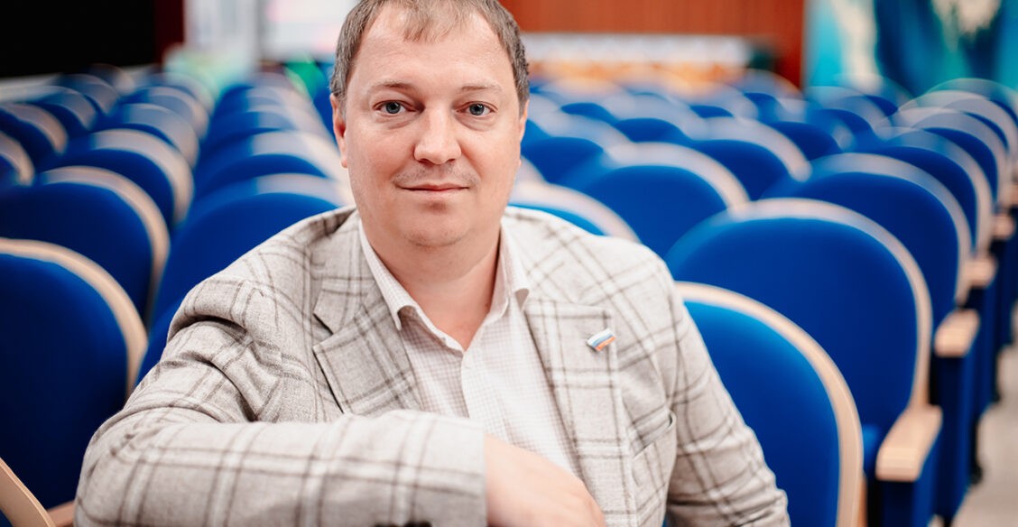 «Смотрю на нынешних школьников и думаю: “Ребята, вы еще очень милые”». Директор Владимир Кильдюшкин