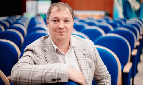 «Смотрю на нынешних школьников и думаю: “Ребята, вы еще очень милые”». Директор Владимир Кильдюшкин