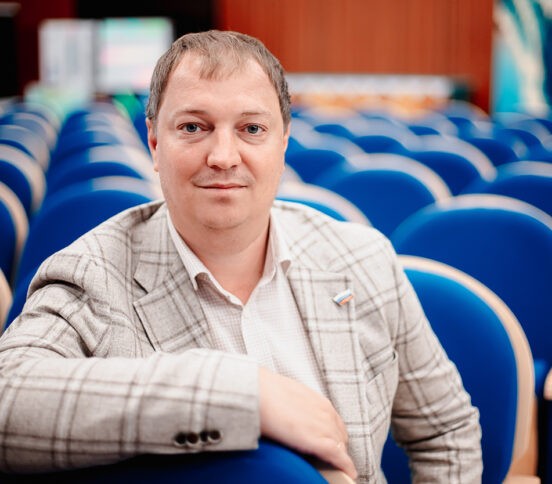 «Смотрю на нынешних школьников и думаю: “Ребята, вы еще очень милые”. Директор Владимир Кильдюшкин