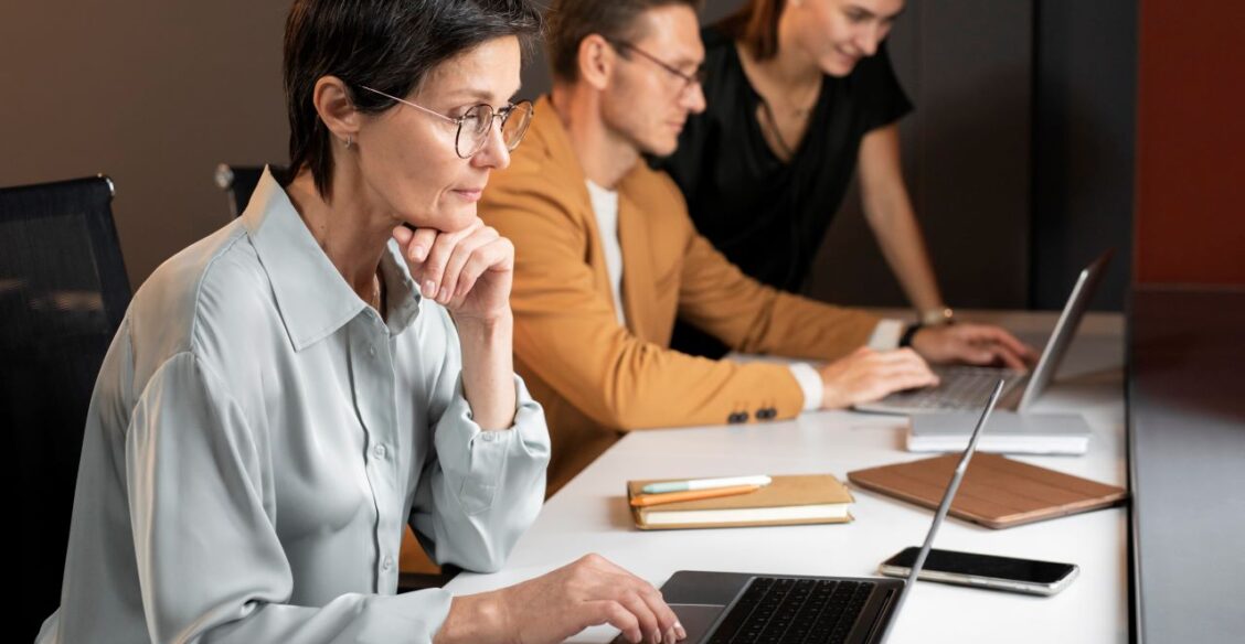 Минтруд: более 80% выпускников программ переобучения находят работу