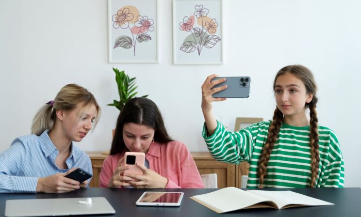 Опрос: 83% российских родителей одобряют запрет мобильных телефонов в школах