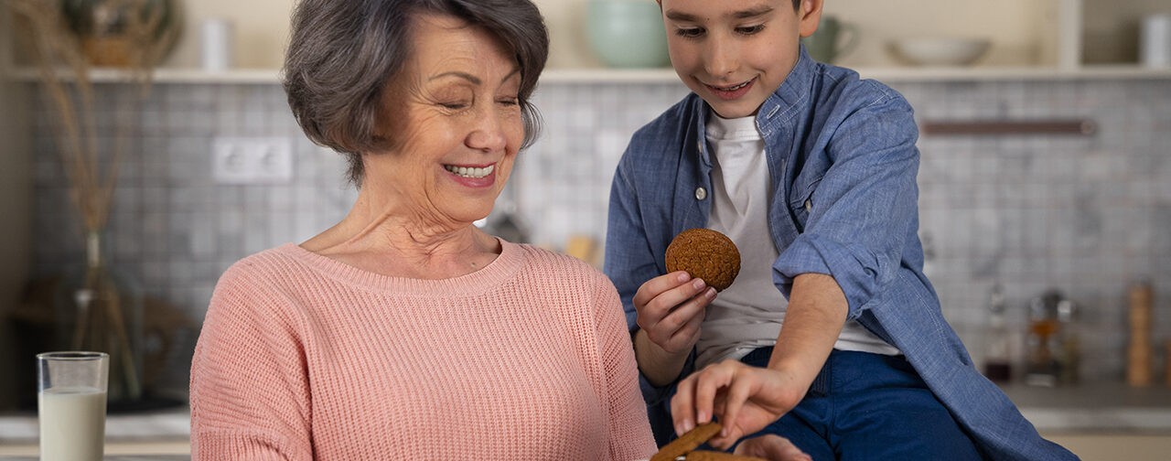 «Свекровь тайком дает сладости внуку и говорит плохо обо мне». Как защитить ребенка?