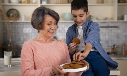«Свекровь тайком дает сладости внуку и говорит плохо обо мне». Как защитить ребенка?