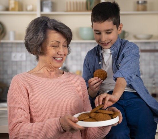 «Свекровь тайком дает сладости внуку и говорит плохо обо мне». Как защитить ребенка?