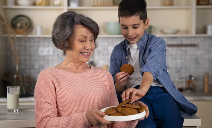 «Свекровь тайком дает сладости внуку и говорит плохо обо мне». Как защитить ребенка?