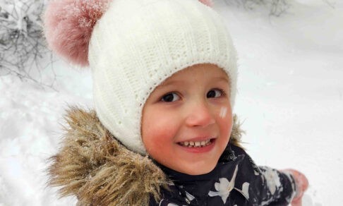 «Сара научилась угадывать по губам, что ей говорят». Два года врачи и родители не понимали, что девочка не слышит