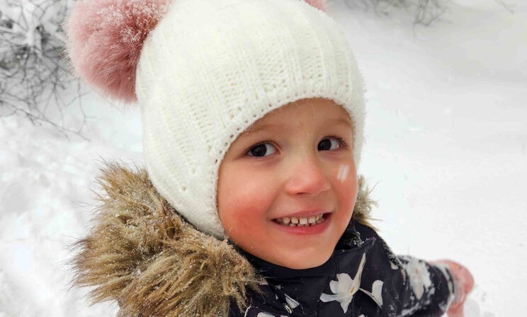 «Сара научилась угадывать по губам, что ей говорят». Два года врачи и родители не понимали, что девочка не слышит