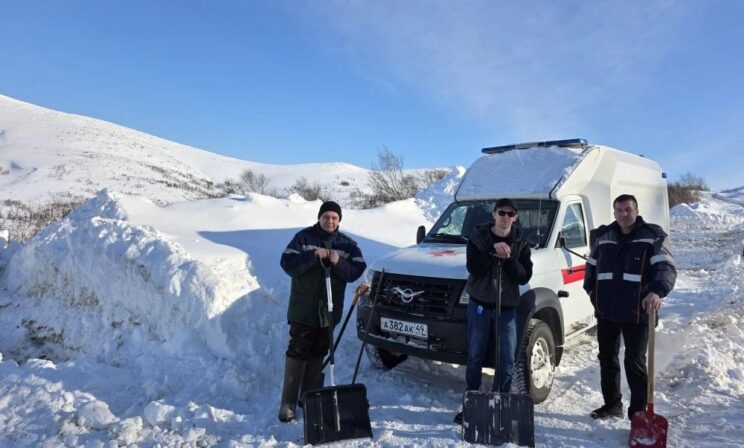 На Колыме врачи эвакуировали пациентку в метель на вездеходе