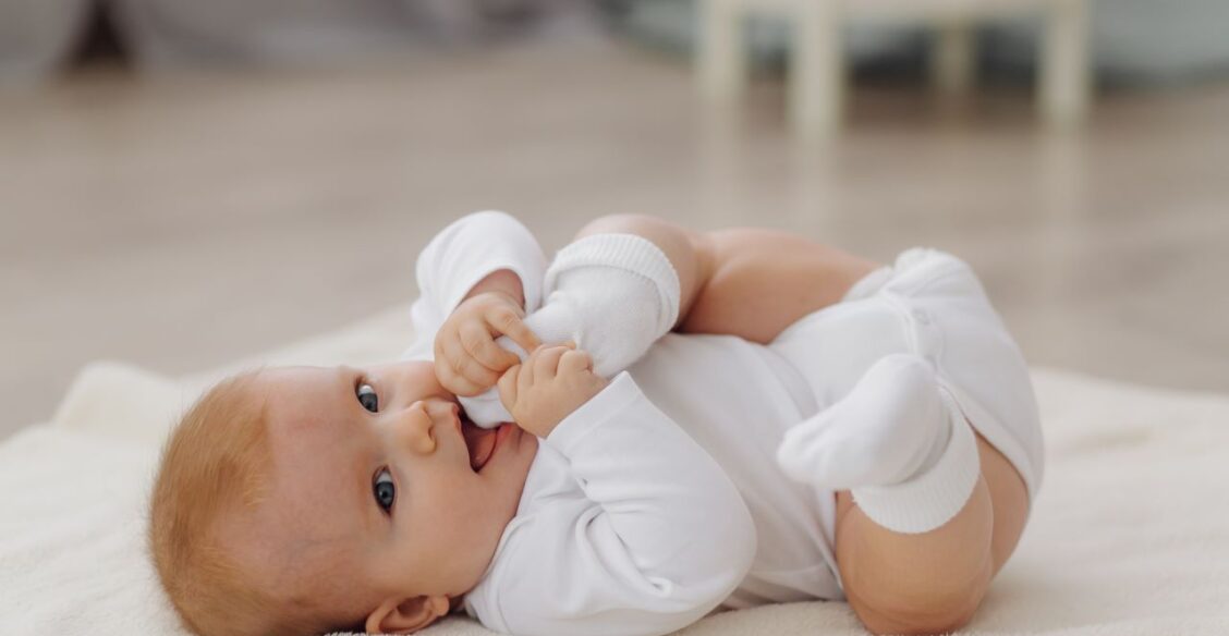 Каждому новорожденному в России предложили зачислять по 100 тысяч рублей