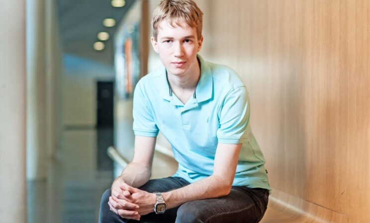 Вундеркинд выпустился из школы и вуза одновременно — в 17 лет. И приступил к работе над диссертацией