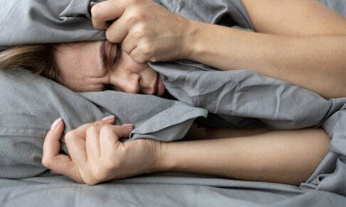 Работаю допоздна, а потом долго не могу уснуть. Что поможет?