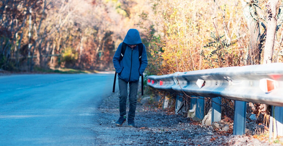 «Мама забрала телефон — ушел ночевать в поле». Какие ошибки нельзя совершать, если подросток сбежал из дома