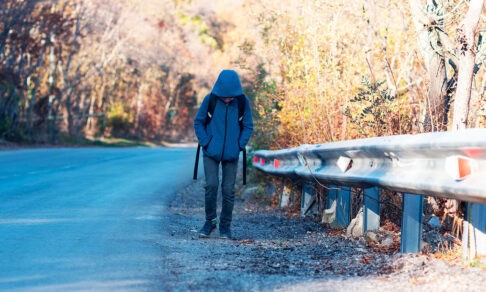«Мама забрала телефон — ушел ночевать в поле». Какие ошибки нельзя совершать, если подросток сбежал из дома
