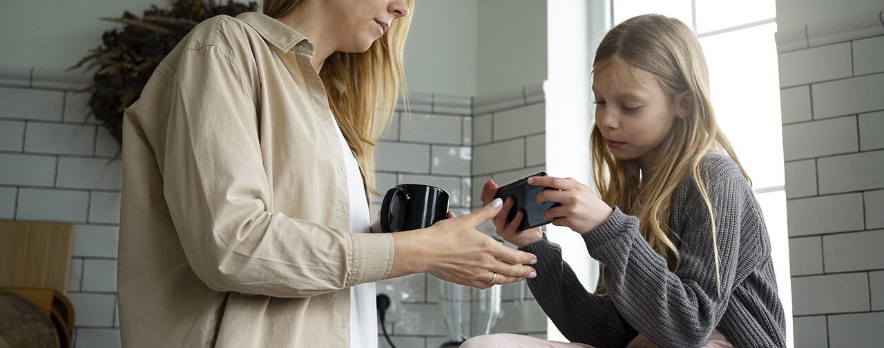 «Я учила дочь защищаться от подруг, потому что меня обижали в детстве». 4 истории из практики психолога