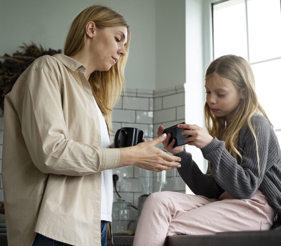 «Я учила дочь защищаться от подруг, потому что меня обижали в детстве». 4 истории из практики психолога