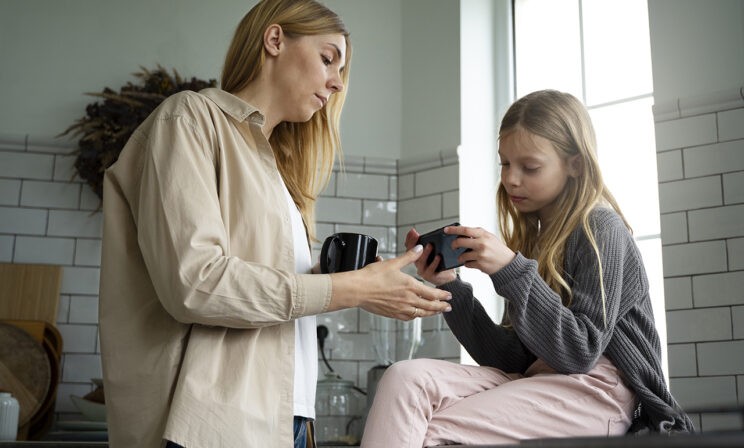 «Я учила дочь защищаться от подруг, потому что меня обижали в детстве». 4 истории из практики психолога