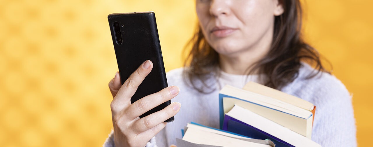 «Сын снимал учительницу на видео во время урока, за это она забрала у него телефон до конца четверти»