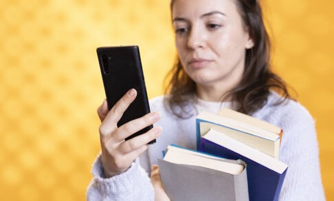 «Сын снимал учительницу на видео во время урока, за это она забрала у него телефон до конца четверти»