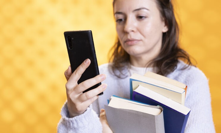 «Сын снимал учительницу на видео во время урока, за это она забрала у него телефон до конца четверти»