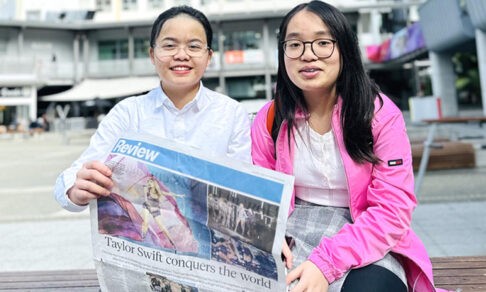 Сестры-вундеркинды жили на парковке и читали книги под светом фонаря. Они поступили в вуз в 13 лет