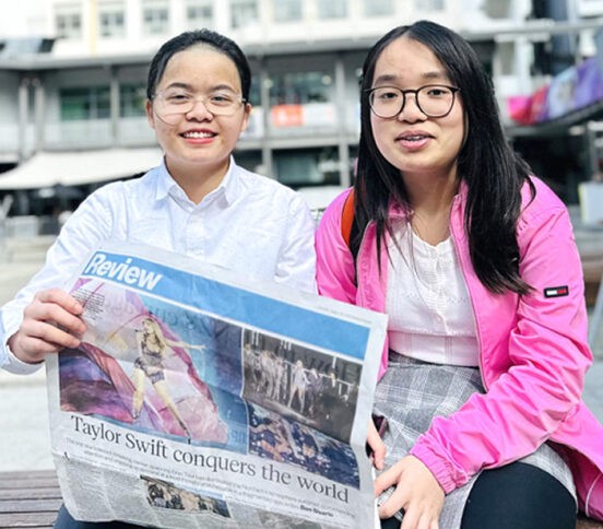 Сестры-вундеркинды жили на парковке и читали книги под светом фонаря. Они поступили в вуз в 13 лет