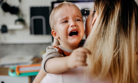 «Воспитатель била детей, но они не могли об этом рассказать». Можно ли доказать, что в детсаду вредят ребенку