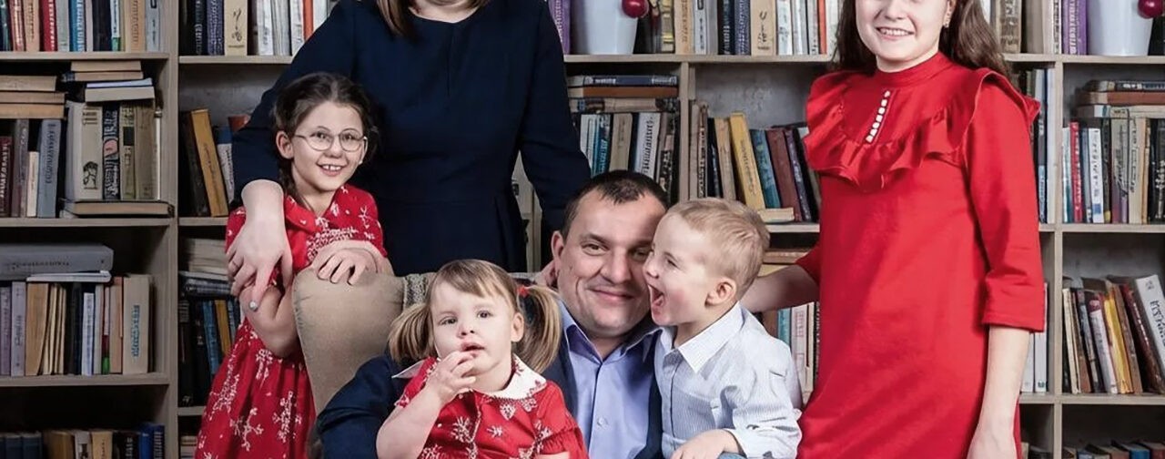 «А вы меня сможете забрать?» Как Анна и Сергей Котельниковы стали родителями четверых