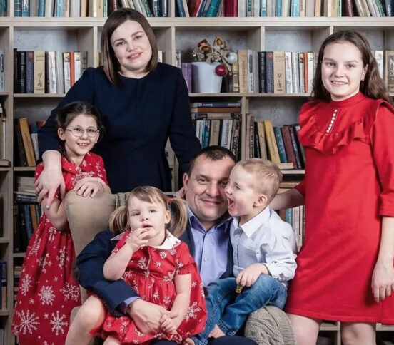 «А вы меня сможете забрать?» Как Анна и Сергей Котельниковы стали родителями четверых