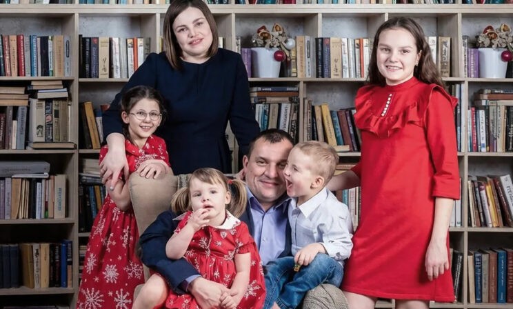 «А вы меня сможете забрать?» Как Анна и Сергей Котельниковы стали родителями четверых