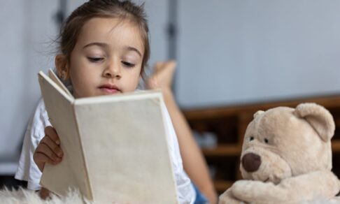 «Букварь» и «Маленький принц» стали самыми продаваемыми детскими книгами в России