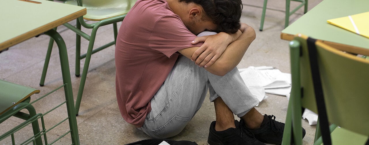 «Учитель взял ножницы и насильно постриг моего сына». Что делать?