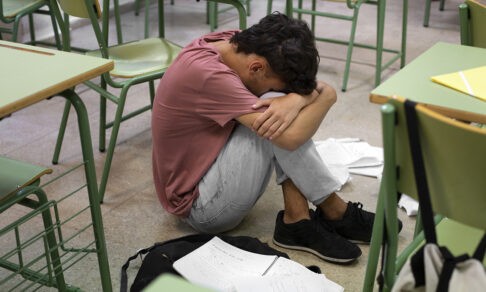 «Учитель взял ножницы и насильно постриг моего сына». Что делать?