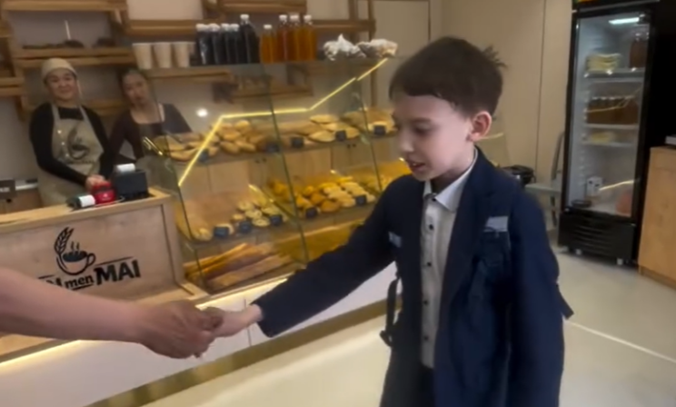 10-летний мальчик из Казахстана стал героем соцсетей, попросив работу в пекарне