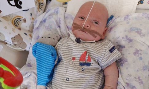 Вове пять месяцев, и он не может дышать сам