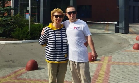 «Как можно отпустить такого ребенка за границу?» У Антона Мысляева синдром Дауна, и он дважды выступал в ООН