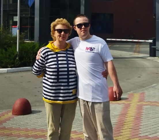 «Как можно отпустить такого ребенка за границу?» У Антона Мысляева синдром Дауна, и он дважды выступал в ООН