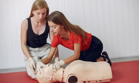 В школах и вузах начнут проводить олимпиады по оказанию первой помощи