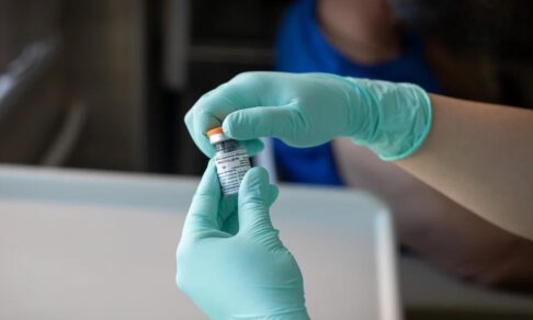 Первый пациент в России получил отечественную мРНК-вакцину от рака