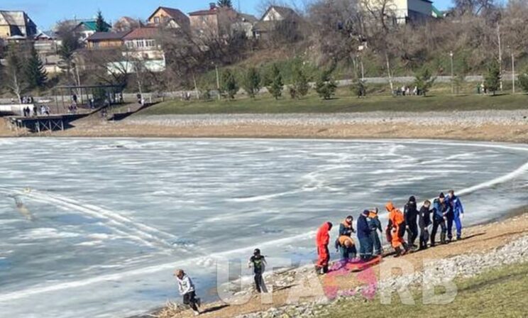 Девочка-подросток в Уфе пыталась спасти мужчину на льду и оказалась в воде