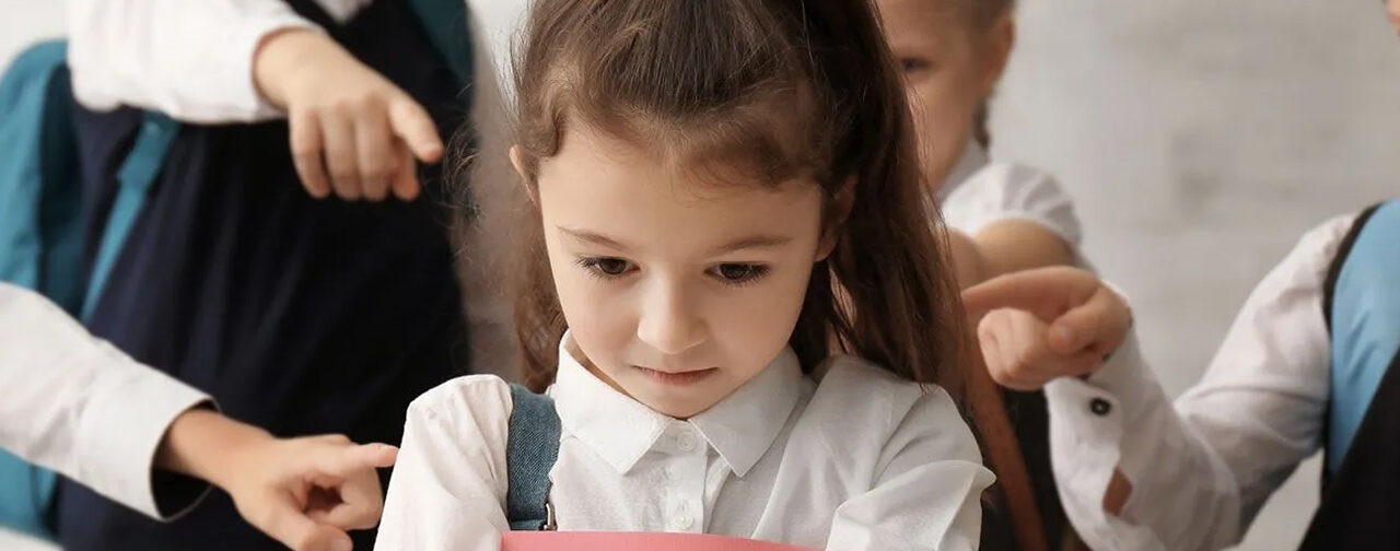 «Куда бы дочка ни пришла — ее обижают, а она молчит в ответ»