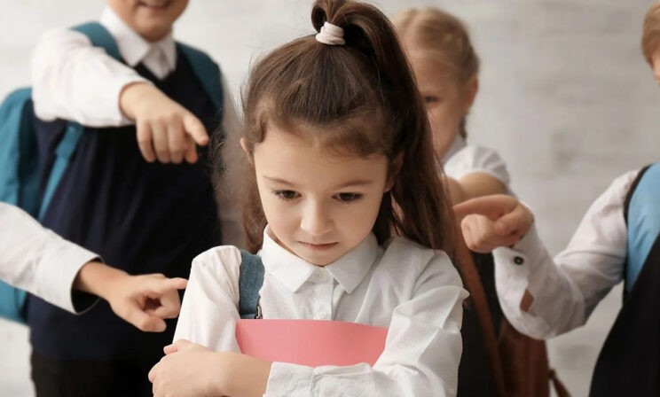 «Куда бы дочка ни пришла — ее обижают, а она молчит в ответ»