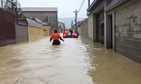 «Вода неслась и сбивала с ног»: Дагестан переживает сильнейшее за 100 лет наводнение