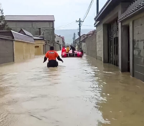 «Вода неслась и сбивала с ног»: Дагестан переживает сильнейшее за 100 лет наводнение