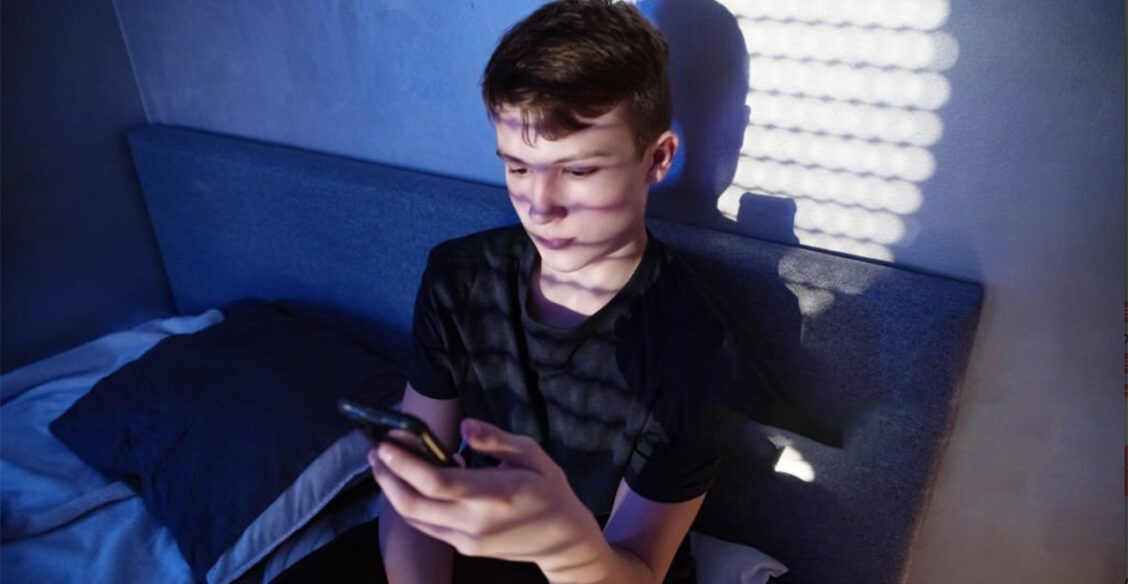 «Уже поздно, сколько можно? — Я не хочу спать». Истории о борьбе за сон подростка