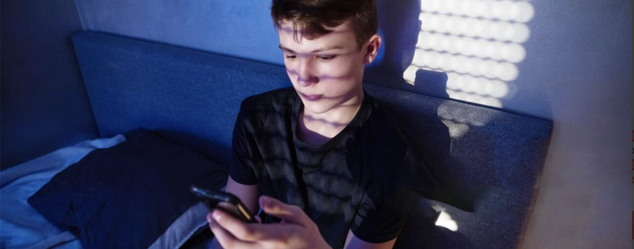 «Уже поздно, сколько можно? — Я не хочу спать». Истории о борьбе за сон подростка