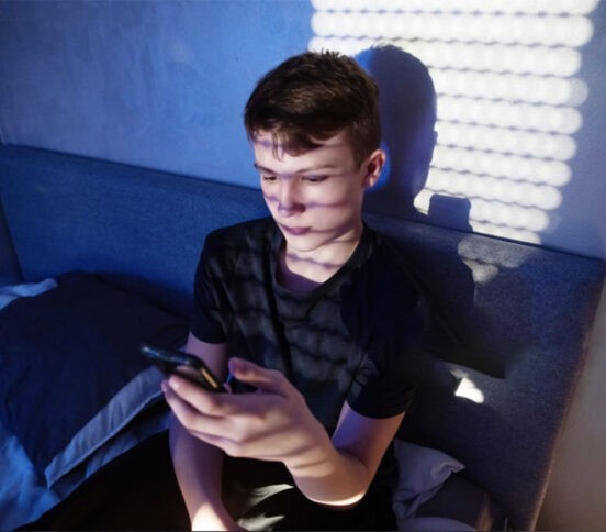 «Уже поздно, сколько можно? — Я не хочу спать». Истории о борьбе за сон подростка