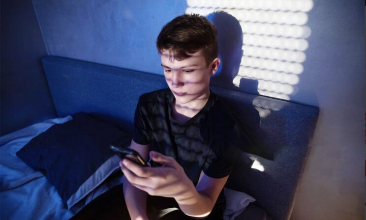 «Уже поздно, сколько можно? — Я не хочу спать». Истории о борьбе за сон подростка