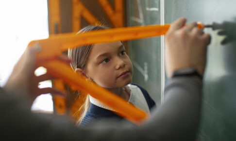 Ученик не справляется с углубленной математикой. Могут ли его перевести в обычный класс без согласия родителей?