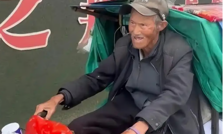 90-летний китаец 30 лет едет на велосипеде по стране после гибели всей семьи